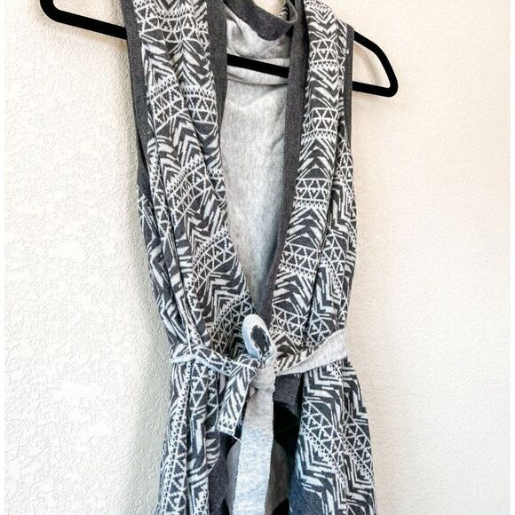 Ivivva from Lululemon Wrap with Attitude Reversible Sweater Vest - Picture 2 of 9